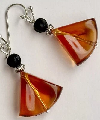 Pendientes de cuentas de tortuga negros, plateados y vintage. Ligero y divertido de llevar. Foto 1 de 3