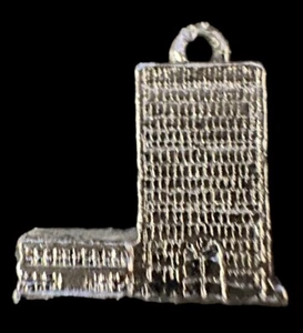 Vtg UN United Nations Charm Pendant Building Travel NYC Souvenir Silver Tone - Picture 1 of 5