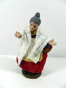 Vecchia con Cesta con Vestiti Stoffa Cm10 in Terracotta Napoletana Presepe - Foto 1 di 3