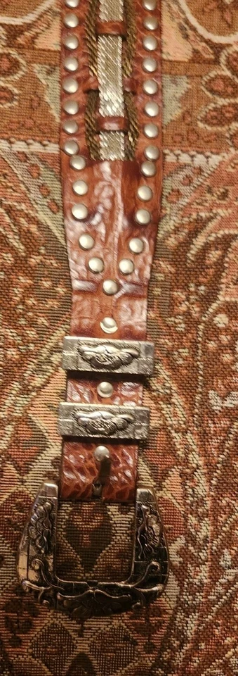 Cinto de couro vintage feminino ocidental crocodilo em relevo, cravejado. Tecido de prata e ouro - Imagem 1 de 4