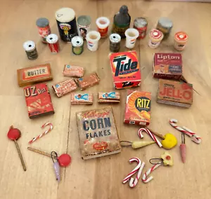Lotto 35+ lattine vintage casa delle bambole miniatura cucina gioco etichetta cibo latte generi alimentari soda - Foto 1 di 10