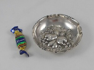 *RAR* Elegantes Nussschälchen mit Früchtendekor aus 800er Silber, Handgetrieben