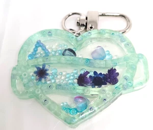 MID GREEN FLECK HEART KEYRING / KEYCHAIN FILLED OF MULTI COLOURED BEADS $5 - Bild 1 von 2