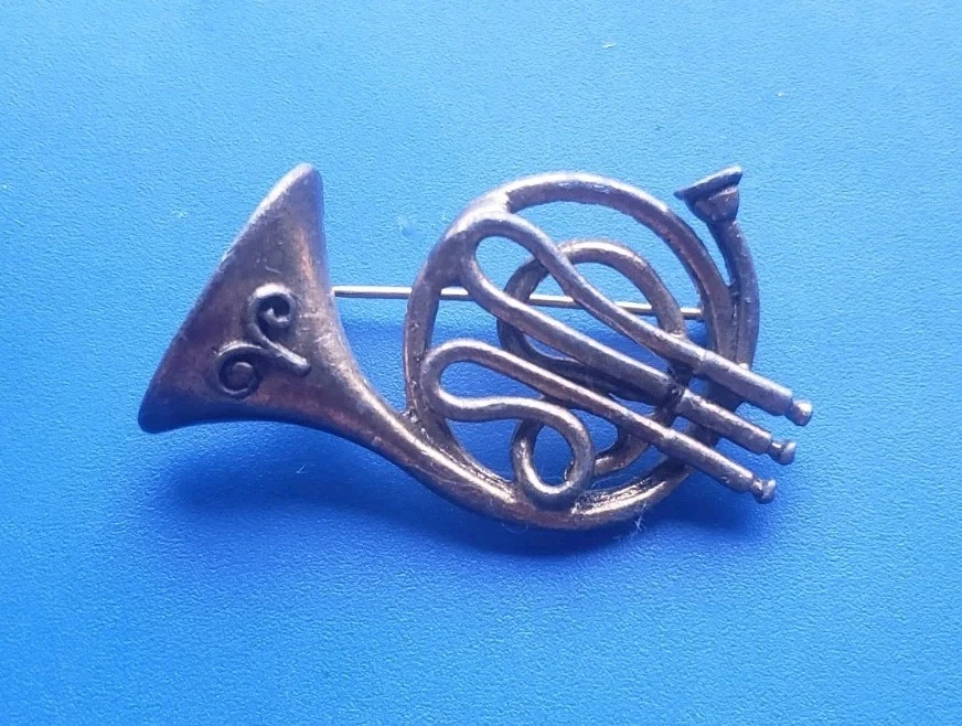 Broche broche instrumento cuerno francés tono dorado vintage  Foto 1 de 4