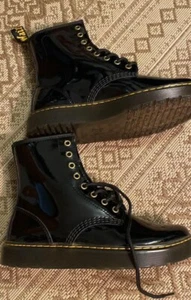 Stivali da combattimento Dr. Martens donna Zavala Patent Lamper neri taglia 7M/8 L nuovi senza etichette - Foto 1 di 7