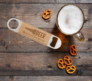 Personalisierter Kunstleder mit Gravur + SS Flaschenöffner alles verpackt als Geschenk - Bild 1 von 1