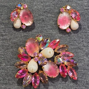 VTG Pink Molded Glass Pillow Rhinestone Brooch & Clip-On Earrings Set Juliana? - Picture 1 of 9