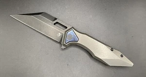 Coltello Arcane Design Co Crawler Titanio con Zircuti Darkwashed M390 Wharncliffe - Foto 1 di 9