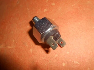 TRIUMPH HERALD 950, 1200, 12/50 (1961-70) NUEVO INTERRUPTOR DE LUZ DE FRENO -51630 - Imagen 1 de 4