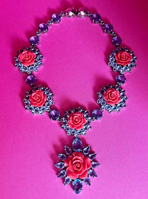 全新 SS 2012 Prada 蓝色/粉红色水晶和树脂玫瑰,热杆,围兜 y2k 项链 — 第 1/4 张图片