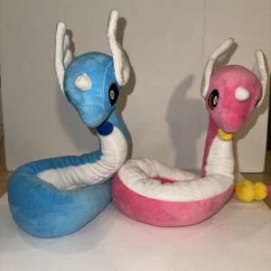 2x Pokemon Plüschtier Dragonair 26 Zoll Taschenmonster Spielzeug Drache biegsam rosa & blau - Bild 1 von 7