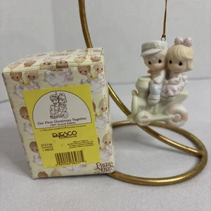 Precious Moments 1997 UNSER ERSTES GEMEINSAM WEIHNACHTEN Ornament mit Box & Schwertmarkierung - Bild 1 von 11
