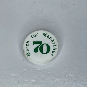Vintage March For MacArthur '70 Pinback Button Lapel Pin Button - Imagen 1 de 5