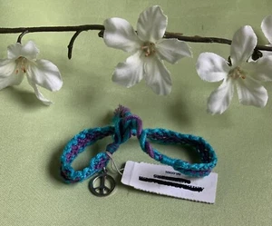 BRACCIALE AMICIZIA AMERICAN EAGLE OUTFITTERS INTRECCIATO BLU BRILLANTE E VIOLA - NUOVO - Foto 1 di 3