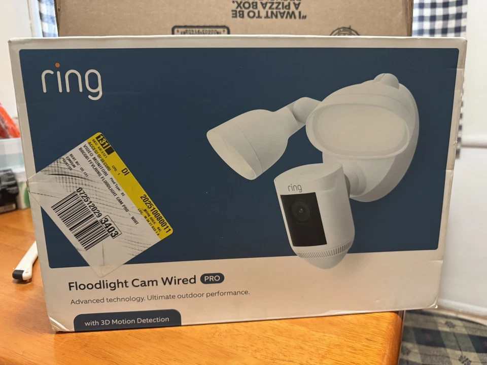 Ring Floodlight Cam Pro con cable movimiento 3D vista de pájaro color visión nocturna blanco Foto 1 de 1
