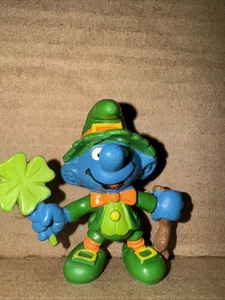 Puffo raro folletto vintage da collezione Peyo Lucky Trifoglio San Patrizio 1982 - Foto 1 di 7