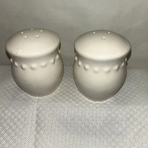 Salero y pimentero Pottery Barn con cuentas de gres crema - Imagen 1 de 6