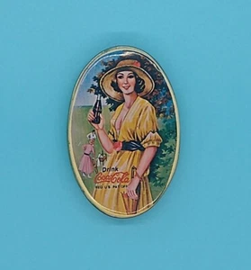 Coca Cola Dose Sammelbox; Lady Golfer im Hintergrund - Bild 1 von 4