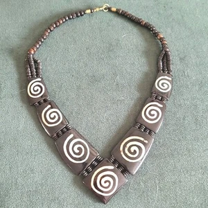 Collar artesanal de cuentas negras con diseño en espiral y cierre ajustable - Imagen 1 de 6