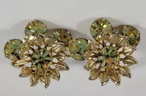 Orecchini vintage pietre verde chiaro strass fiori clip su tono oro - Foto 1 di 5