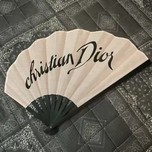 Ventola pieghevole Dior Christian Dior Dior Dior Inutilizzata rara rosa nera limitata - Foto 1 di 3