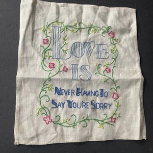 Vintage besticktes Taschentuch Liebe bedeutet, sich nie entschuldigen zu müssen Zitat - Bild 1 von 4