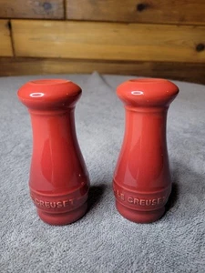 Le Creuset Salz und Pfefferstreuer Set 3 Unzen Steinzeug Rot 4,5" - Bild 1 von 4