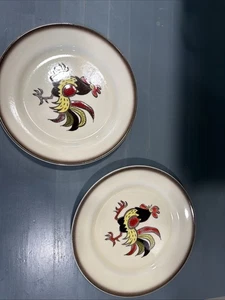 Metlox Piatto Gallo Rosso 10" Poppytrail Ceramica Dipinto a Mano USA Set di 2 - Foto 1 di 4