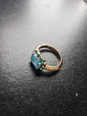 Cristal de hielo de topacio azul creado en laboratorio chapado en oro rosa talla 7,5 Foto 1 de 4