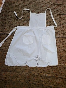 Grembiule bavaglino cotone bianco vintage con bordo in pizzo all'uncinetto - stile fattoria cottagecore - Foto 1 di 8