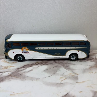 Corgi Classics 1:50 Greyhound Lines New York Worlds Fair Yellow Coach 743 #98460 - Image 1 of 4