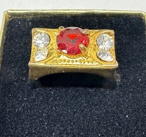 Anello uomo bigiotteria costume tono oro pietra rossa e trasparente misura 10 - Foto 1 di 7