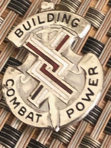 Pin de poder de combate de construcción del ejército de EE. UU. - Hecho en EE. UU. - Imagen 1 de 3