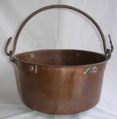 Ancien Chaudron en Cuivre épais, martelé, avec rivets Anse en fer forgé, Fin 18è - Photo 1/4