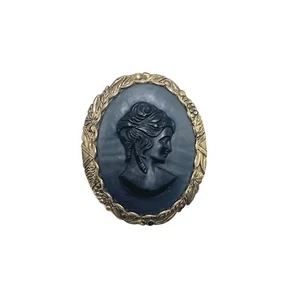 Vintage Victorian Gothic Black Resin Carved Cameo Brooch Brass Repousse Mourning - Bild 1 von 7
