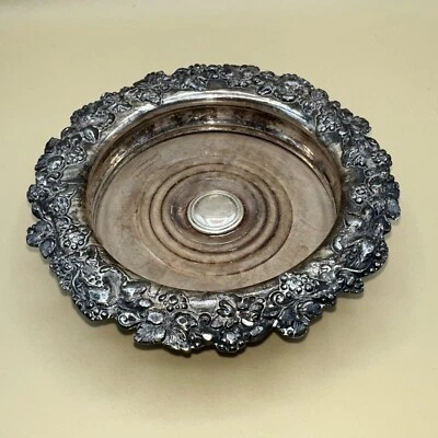 Викторианская посеребренная подставка для винных бутылок с украшением из лозы - Изображение 1 из 4