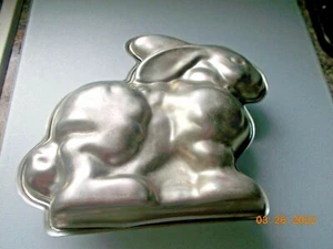 Used Aluminum Bunny Cake Pan, 10" Nose to Tail, 8" Tall, Unbranded 2 Pieces - Imagen 1 de 8