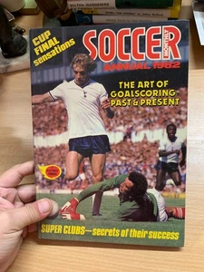 1981 "SOCCER MONTHLY ANNUAL 1982" UK VINTAGE FOOTBALL HB BOOK (P3) - Picture 1 of 15