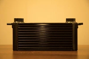 JAGUAR XK8/XKR 4.2 ÖLKÜHLER (C2N2908) VERBESSERTES ALUMINIUM NACH OEM-SPEZIFIKATION - Bild 1 von 2