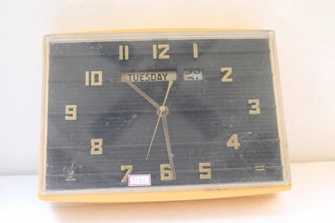 1940's Vintage Bakelite Date , Day , Time Showing Clock Made In France NH3182 Cover