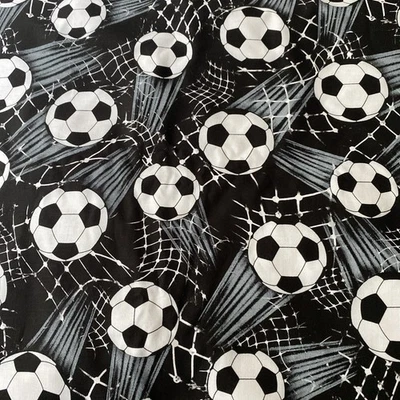 Redes de pelotas de fútbol Timeless Treasures tela de algodón negro por yarda C6031 Foto 1 de 4