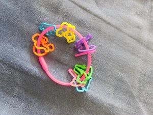 Silly Bandz Armband mit  12 Stück Anhänger - Bild 1 von 2