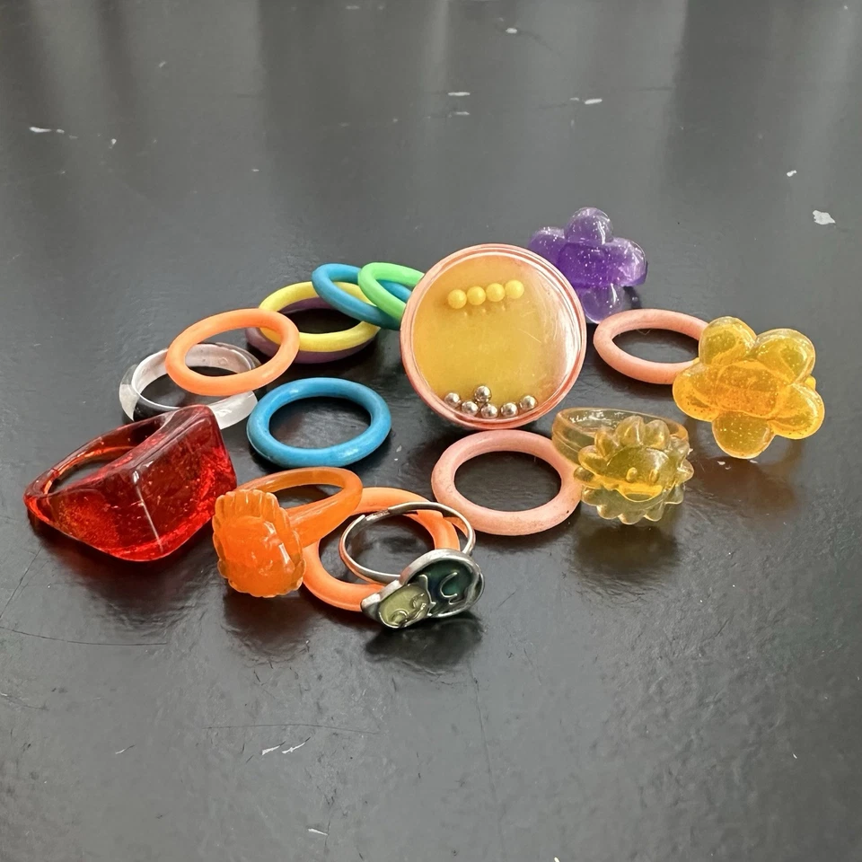 Colorido paquete de anillos de resina y goma - 17 piezas únicas Foto 1 de 4