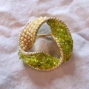 Vibrant Vintage DODDS 11W 30th Early Peridot and Faux Pearl Brooch - Picture 1 of 6