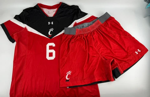 Under Armour Cincinnati Bearcats SS Jersey 6 and Shorts Womens S 21 Red UJUJP1W Cover