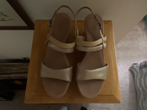 Sandali zeppa cinturini UGGs LIRA cinturini dorati zeppa plateau in legno taglia 7 nuovi come nuovi