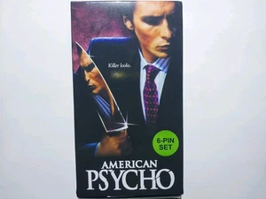 American Psycho Set 6pz Spille da Bavero Bioworld Home Video Retrò VHS da Collezione - Foto 1 di 5