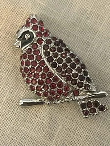 Spilla uccellino cardinale rosso strass smalto tono argento firmata KC - Foto 1 di 3