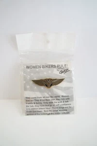 WOMEN BIKERS RULE! WINGS PIN by Gunz NEW IN PACKAGE 2" Motorcycle Pin - Imagen 1 de 4
