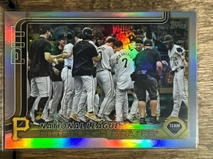 Tarjeta del equipo 2025 Topps Serie 2 Pittsburgh Pirates #677 Rainbow Foil - Imagen 1 de 8